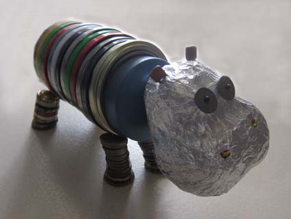 hippopotame en objets recyclés